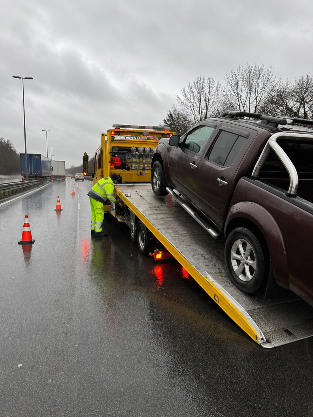 Abschleppdienst führt Eil-Bergung zur Verkehrsfreigabe auf der A10 durch