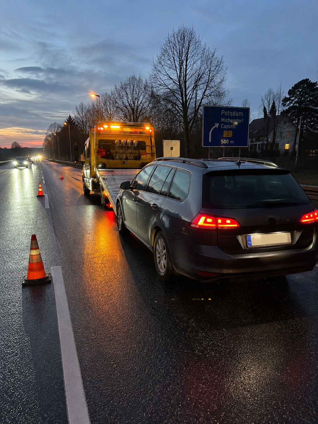 Abschleppwagen führt Eil-Bergung zur schnellen Verkehrsfreigabe durch