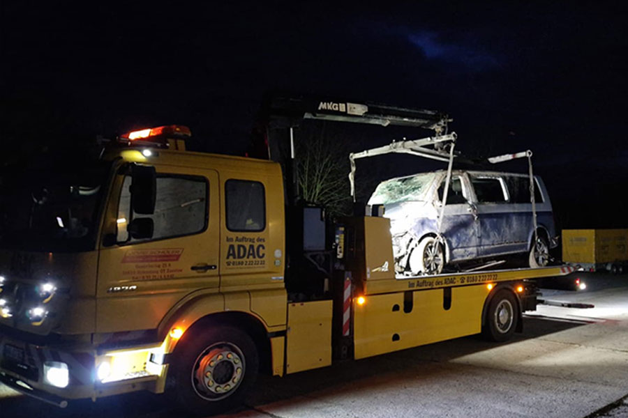 Abschleppdienst auf einer Bundesstraße