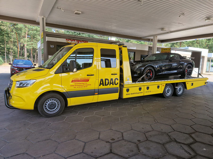 Abschleppdienst in einem Gewerbegebiet