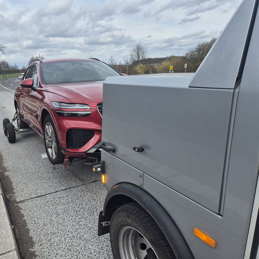 Abschleppdienst auf einer Landstraße