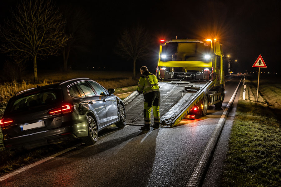Abschleppdienst auf einer Landstraße