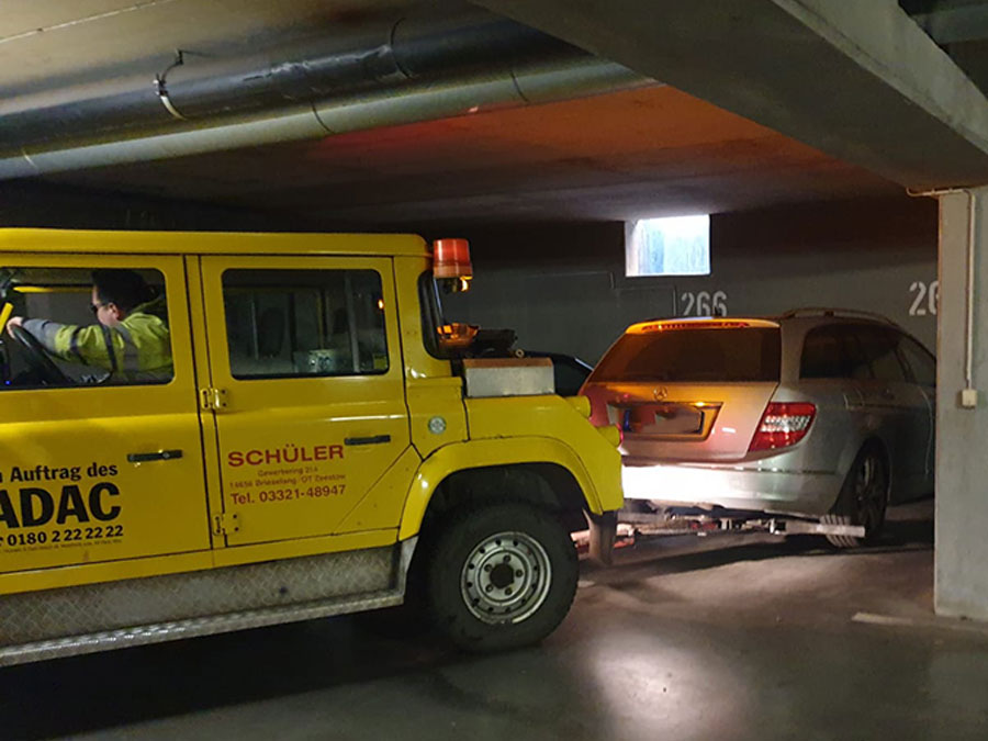 Abschleppdienst in einer Tiefgarage