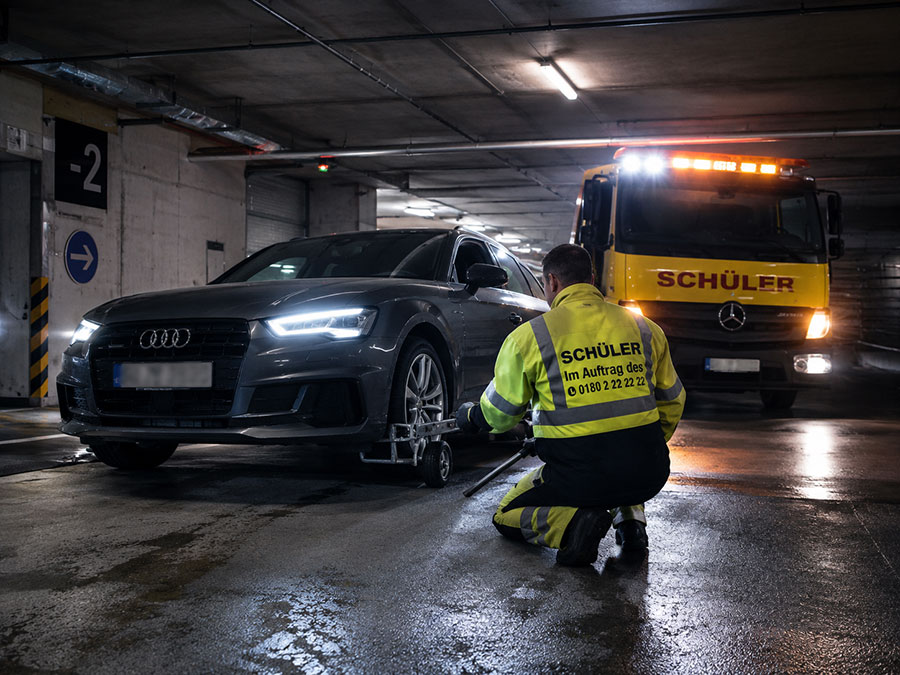 Fahrzeugbergung in einem Parkhaus