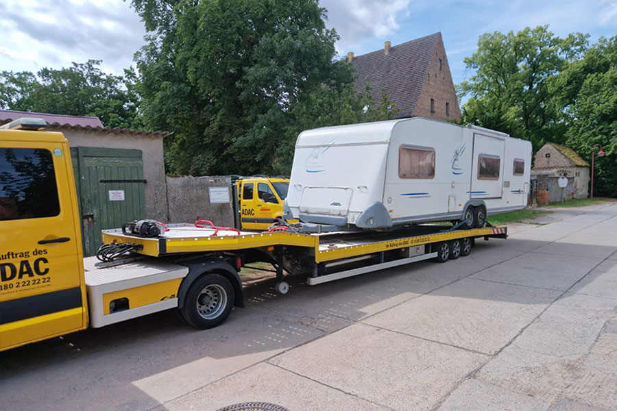 Regionaler Fahrzeugtransport auf Verkehrsachsen